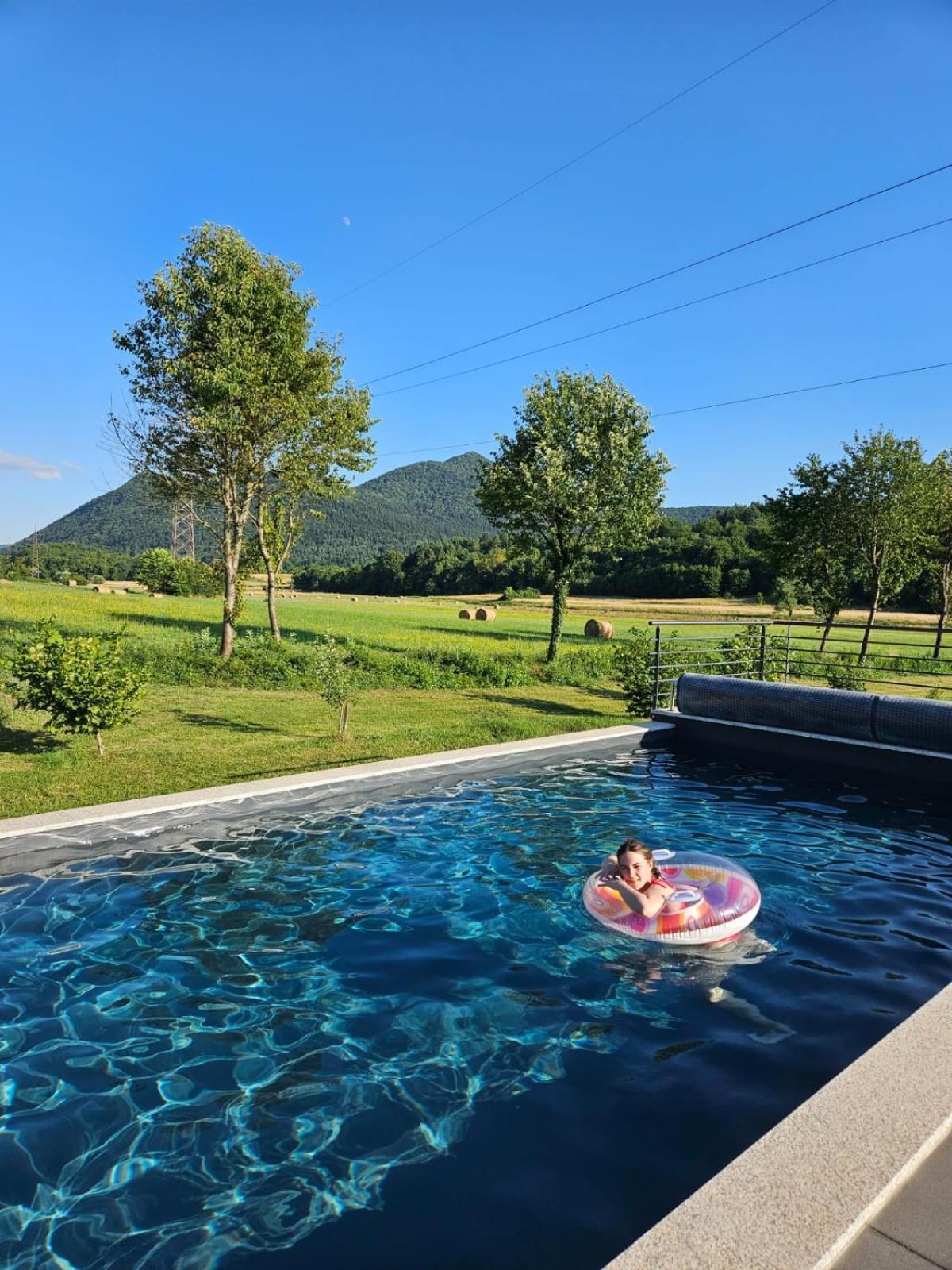 Apartman Fenestra S Terasom I Pogledom Na Gacku Otočac Extérieur photo